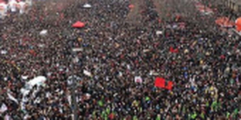 Понад 1 мільйон французьких протестувальників вийшли на вулиці по всій країні проти пенсійної реформи Макрона
