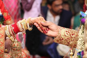 В Индии мужчину могут посадить на 7 лет за женитьбу на близнецах