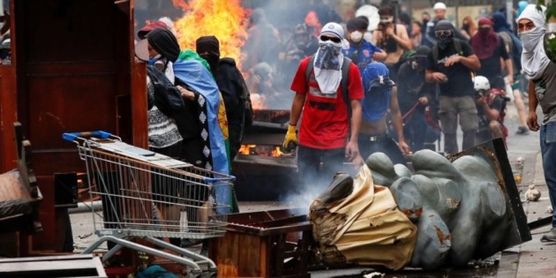 Протесты в Чили: президент обвинил полицию в злоупотреблении силой