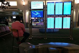 В США парень использовал монитор в аэропорту для игры на приставке