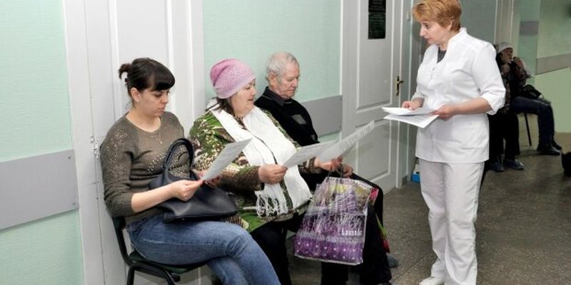 У МОЗі сказали, коли українці перестануть платити за лікарські послуги: названа дата затвердження гарантованого пакету