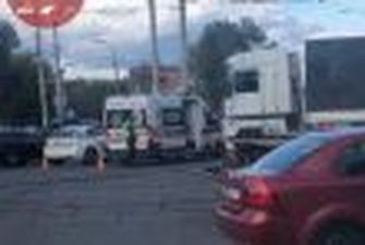 В Киеве женщина бросилась под колеса грузовика