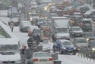 Київ зупинився у заторах через сніг