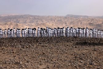 Художник собрал 200 голых людей на берегу Мертвого моря и показал экологическую катастрофу/Спенсер Туник устроил новую фотосъемку в Израиле