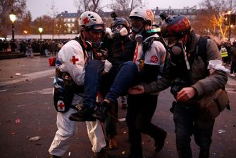 Париж накрыли огненные протесты из-за реформы Макрона: есть пострадавшие и задержанные. Фото и видео