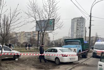 В Киеве на Троещине легковушка въехала в дерево и зацепил грузовик: водитель умер за рулем авто. Фото