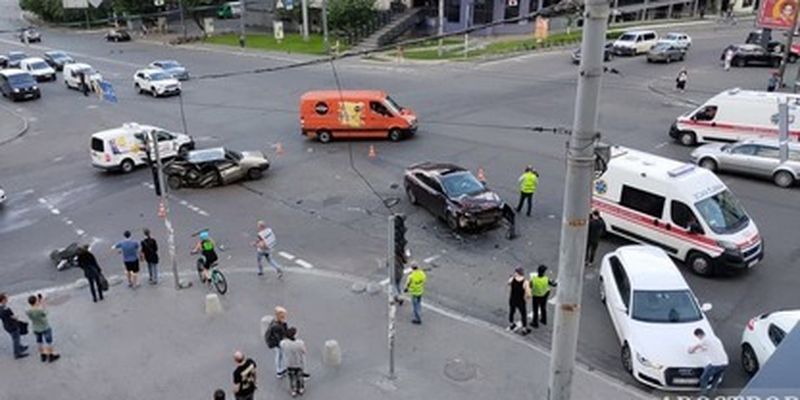 Не пользовался ремнями безопасности: подробности и видео момента ДТП на перекрестке в Киеве