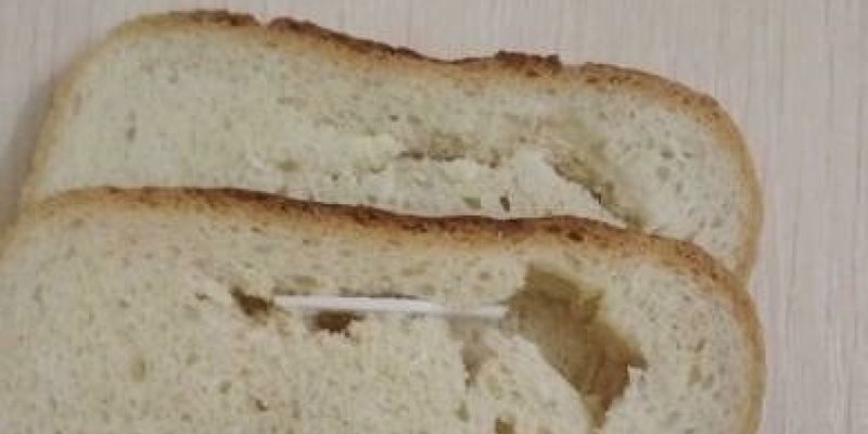 Жительница Херсона обнаружила опасную начинку в буханке хлеба