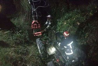 Рятувальники на Буковині дістали тіло чоловіка, якого придавило трактором