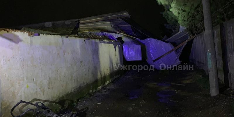 По Ужгороду пронесся мощный ураган, срывая с домов крыши: фото и видео