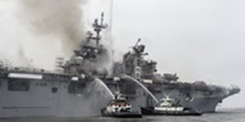 В США загоревшийся военный корабль дал осадку