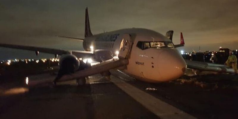 Пассажиров срочно эвакуировали: в аэропорту Одессы произошло новое ЧП с самолетом. Фото и видео