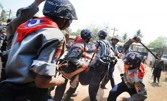 Хунта расстреляла толпу протестующих в Мьянме - HRW