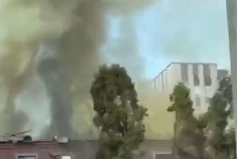 Пряме потрапляння: у Донецьку горить будівля “прокуратури ДНР”