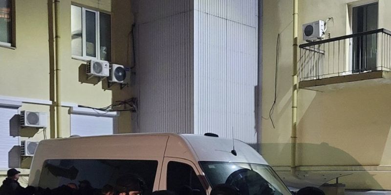 У поліції заперечили обшук в офісі ОПЗЖ, але підтвердили затримання автобусу в центрі Києва