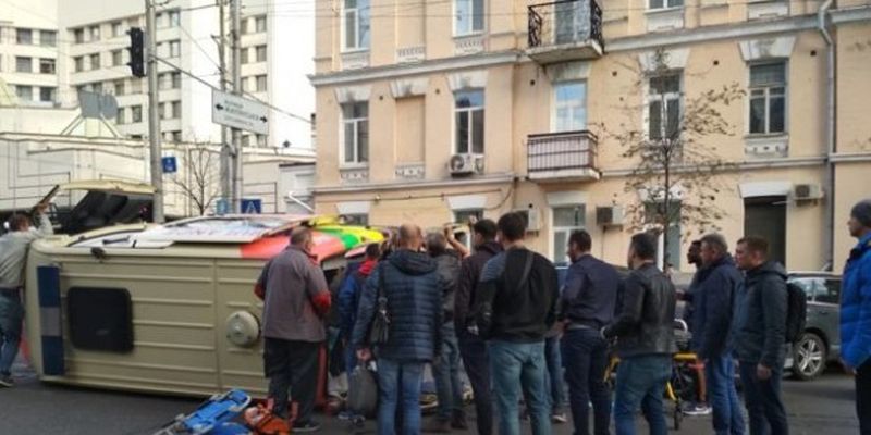 В Киеве легковушка протаранила скорую