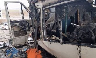 Россияне "демилитаризовали" автобус с гуманитаркой на Херсонщине