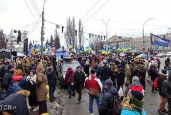 В центре Киева сторонники Порошенко, приехавшие на рассмотрение его апелляции, спровоцировали значительные пробки