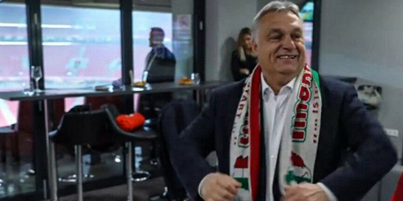 Румыния выразила протест из-за появления Орбана в шарфе с картой «Великой Венгрии»