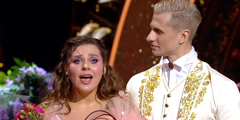 Курьез на "Танцах со звездами": Александра Зарицкая потеряла юбку прямо на сцене