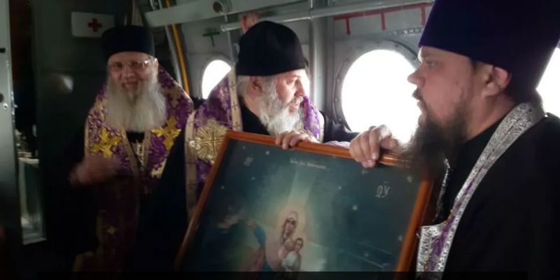 На літаку з іконами: у Росії провели в небі хресну ходу проти коронавірусу