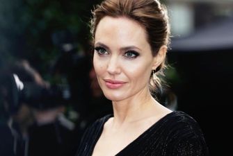 «Задорно торчат!»: Джоли похвасталась грудью в прозрачном платье