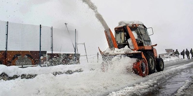 В Индии на заваленных снегом дорогах застряли сотни людей