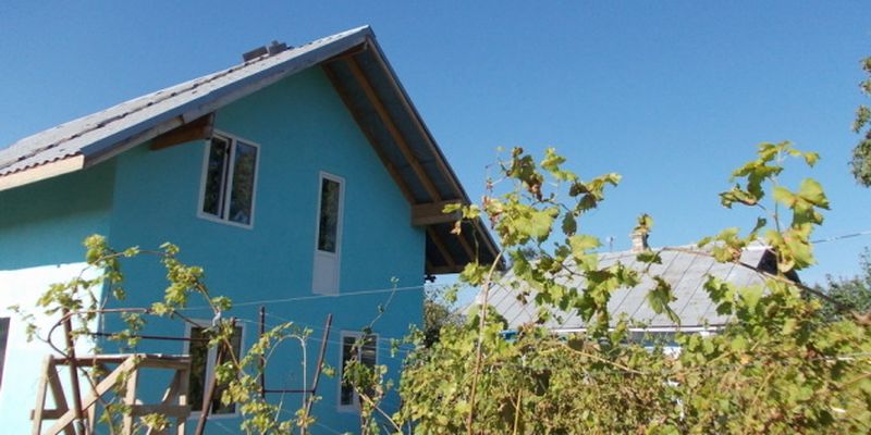В Винницкой области семья построила экологический дом