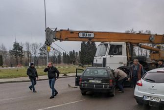 У Львові будівельний кран розчавив автомобіль: постраждали двоє людей