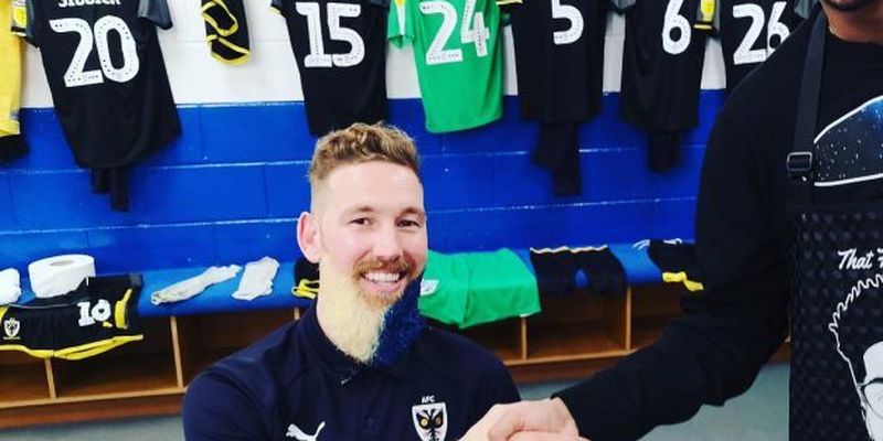 Англійський футболіст пофарбував бороду в синьо-жовті кольори