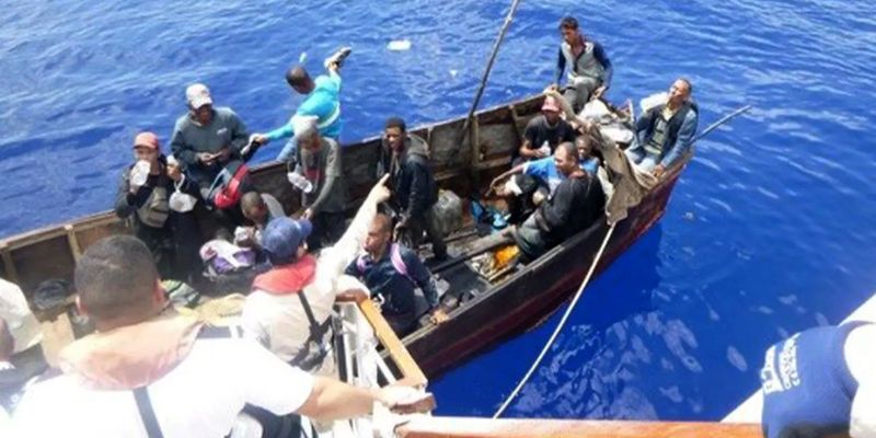Круизный корабль заметил в океане деревянную лодку с 27 людьми: что с ними произошло