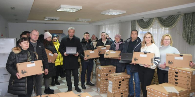 Украинские учителя получили 50 тысяч ноутбуков от Google и ЮНЕСКО
