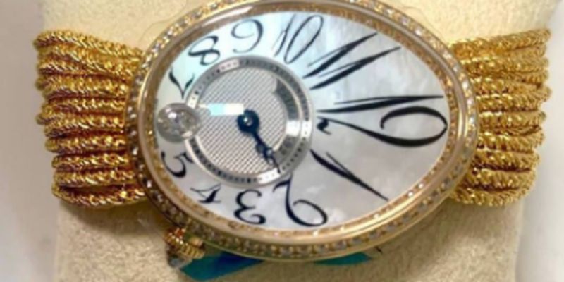 Контрабанда на миллион: в Киеве перехватили золотые часы с бриллиантами, фото