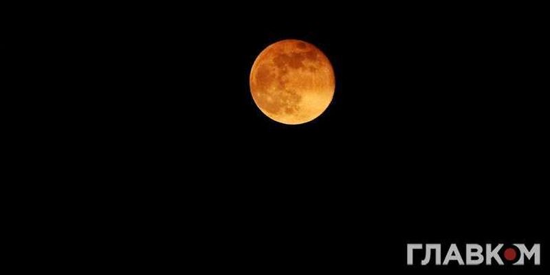 Рожевий місяць: в мережі показали фото і відео рідкісного явища