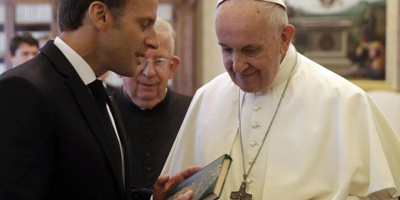 В Польше предполагают, что Макрон мог подарить Папе Римскому похищенную книгу из Львова