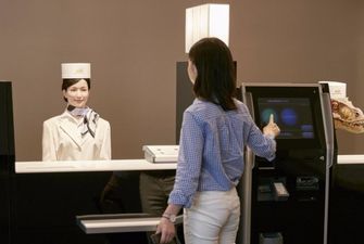 В японском отеле отказались от роботов и заменили их на людей