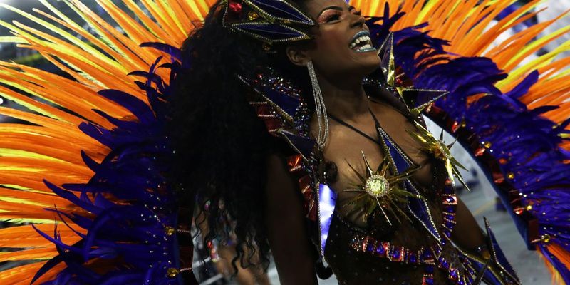 На карнавалі в Ріо-де-Жанейро проходить видовищний самба-парад