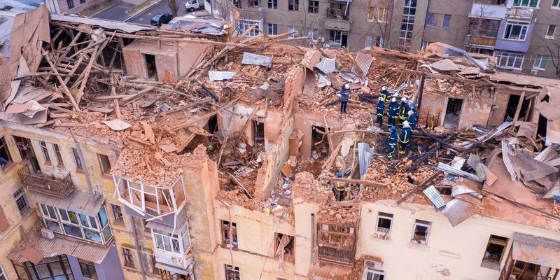 Этаж снесло: разрушенный ВС РФ дом в Харькове показали с высоты полета
