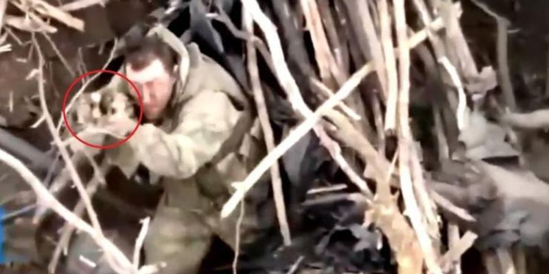 Военный РФ пытался веткой "подбить" дрон ВСУ - видео