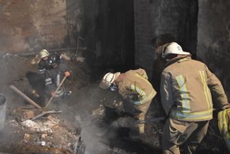Пожар в одесском колледже: спасатели разбирают завалы