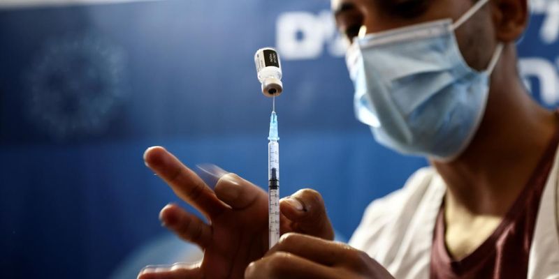 ВООЗ попередила, що через брак вакцин пандемія коронавірусу триватиме і в 2022 році