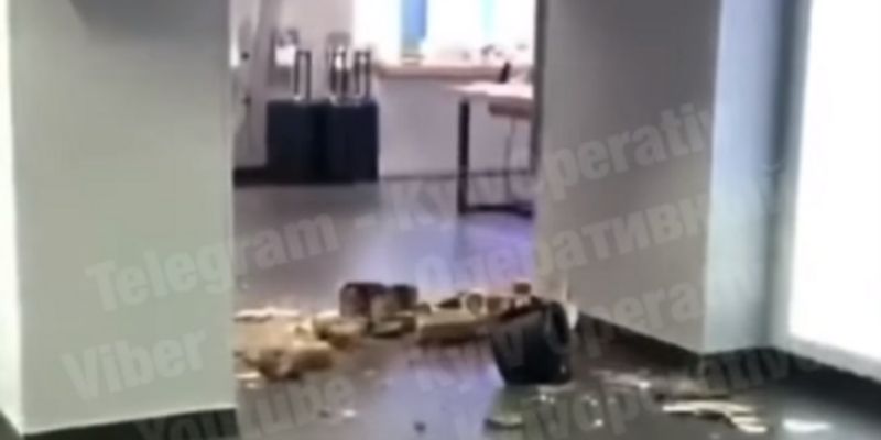 В Киеве в известном ТЦ обвалился потолок: видео с места ЧП
