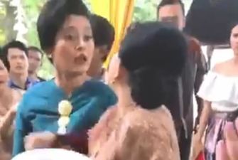 На индонезийской свадьбе две женщины из-за еды схлестнулись в кулачном бою