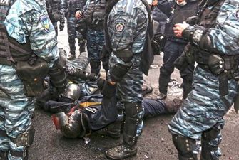 Одного з п'ятірки "беркутівців", яких судять за злочини проти Майдану, відпустили під домашній арешт