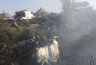 На месте падения самолета в Непале обнаружили 68 тел