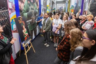 Киевским школьникам устроили экскурсию по фотовыставке в Офисе Президента