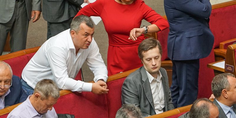 Весна-2019 в Верховной Раде: депутаты обнимаются и надевают яркие одежды