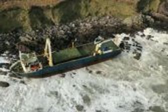 Корабль без экипажа выбросило штормом на камни у берегов Ирландии