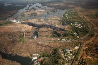 В Африці засихає всесвітньо відомий водоспад Вікторія: сумні фото