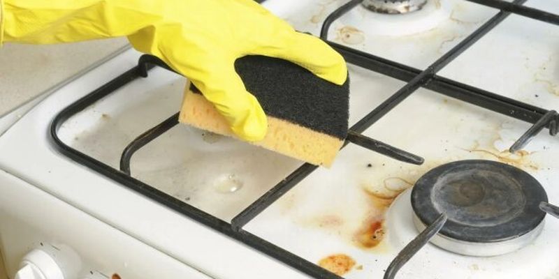 Отныне вы будете чистить плиту только так: способ с пищевой пленкой